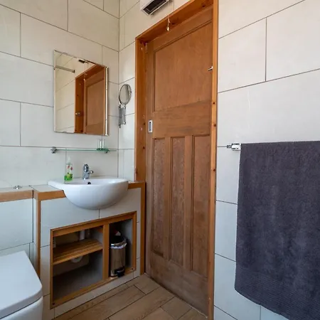 Luxury 1st Floor Modern Flat, Close To With Free Parking * Λιντς