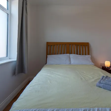 Luxury 1st Floor Modern Flat, Close To With Free Parking