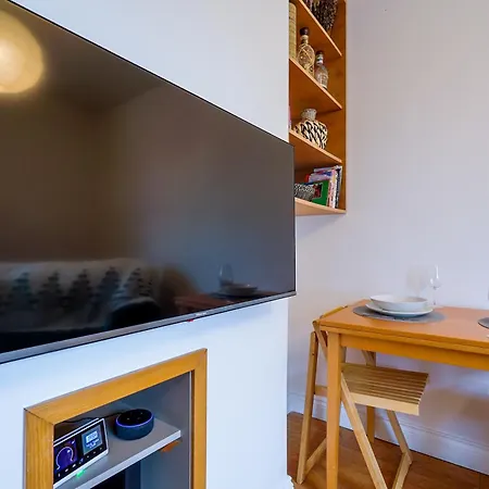 Luxury 1st Floor Modern Flat, Close To With Free Parking *