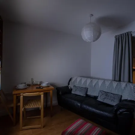 Luxury 1st Floor Modern Flat, Close To With Free Parking Appartement