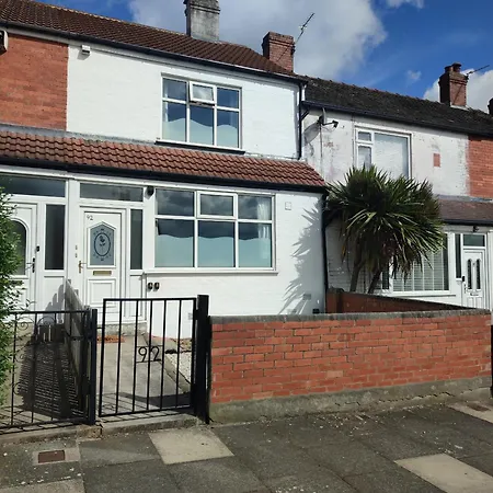 Luxury 1st Floor Modern Flat, Close To With Free Parking