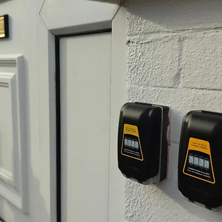 Lejlighed Luxury 1st Floor Modern Flat, Close To With Free Parking