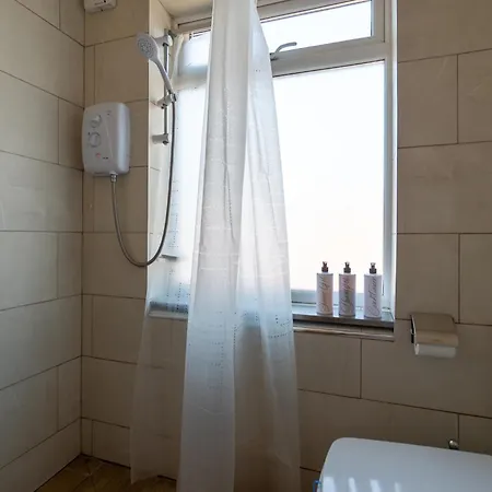 Luxury 1st Floor Modern Flat, Close To With Free Parking * Λιντς