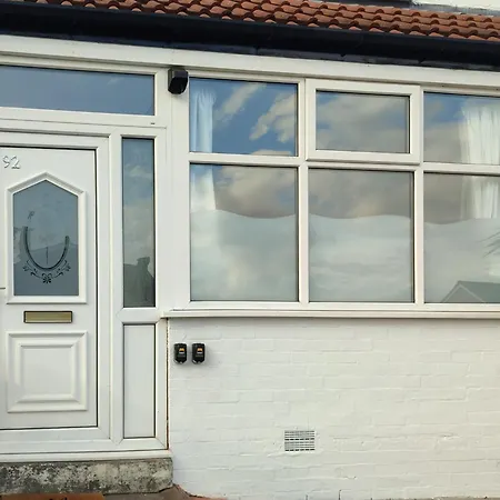 Luxury 1st Floor Modern Flat, Close To With Free Parking Appartement *