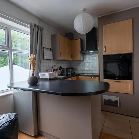 Luxury 1st Floor Modern Flat, Close To With Free Parking *