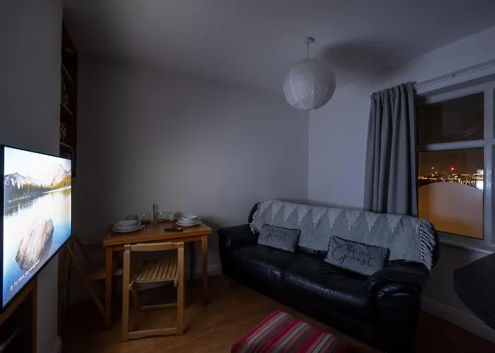 Luxury 1st Floor Modern Flat, Close To With Free Parking Apartment