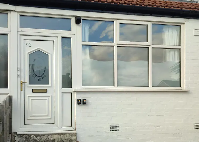 Luxury 1st Floor Modern Flat, Close To With Free Parking Apartamento *