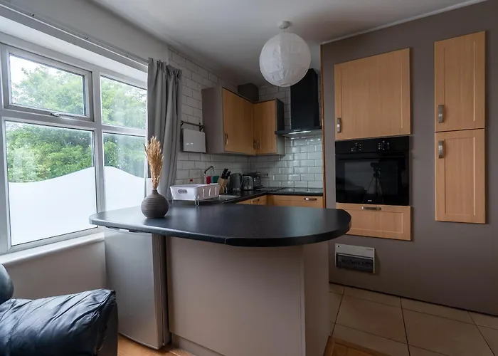 Luxury 1st Floor Modern Flat, Close To With Free Parking *