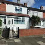 Luxury 1st Floor Modern Flat, Close To With Free Parking