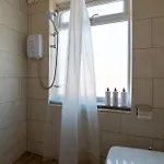 Luxury 1st Floor Modern Flat, Close To With Free Parking * Лідс