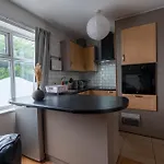 Luxury 1st Floor Modern Flat, Close To With Free Parking *