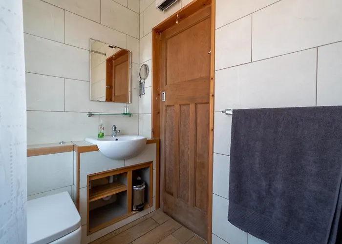 Luxury 1st Floor Modern Flat, Close To With Free Parking * 리즈