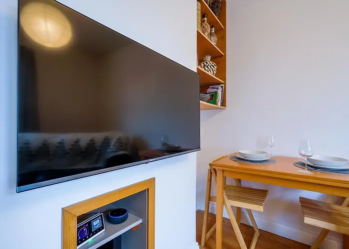 Luxury 1st Floor Modern Flat, Close To With Free Parking *