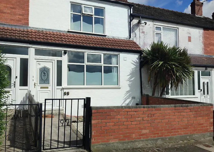 Luxury 1st Floor Modern Flat, Close To With Free Parking