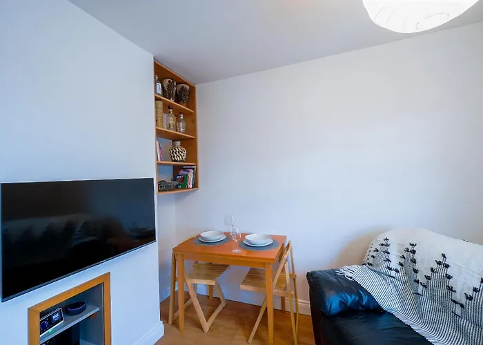 Luxury 1st Floor Modern Flat, Close To With Free Parking 아파트 리즈